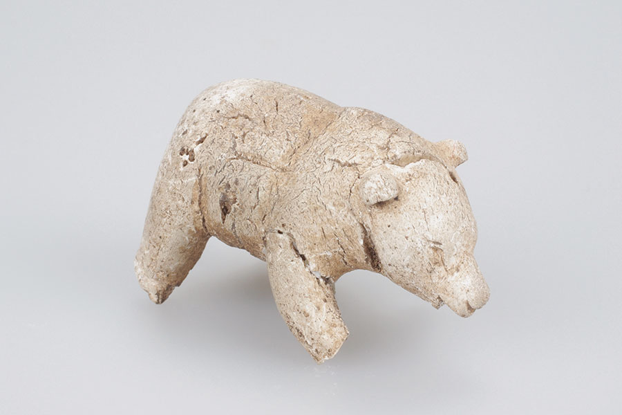 クマを象る遺物の代表例（トドの骨製）