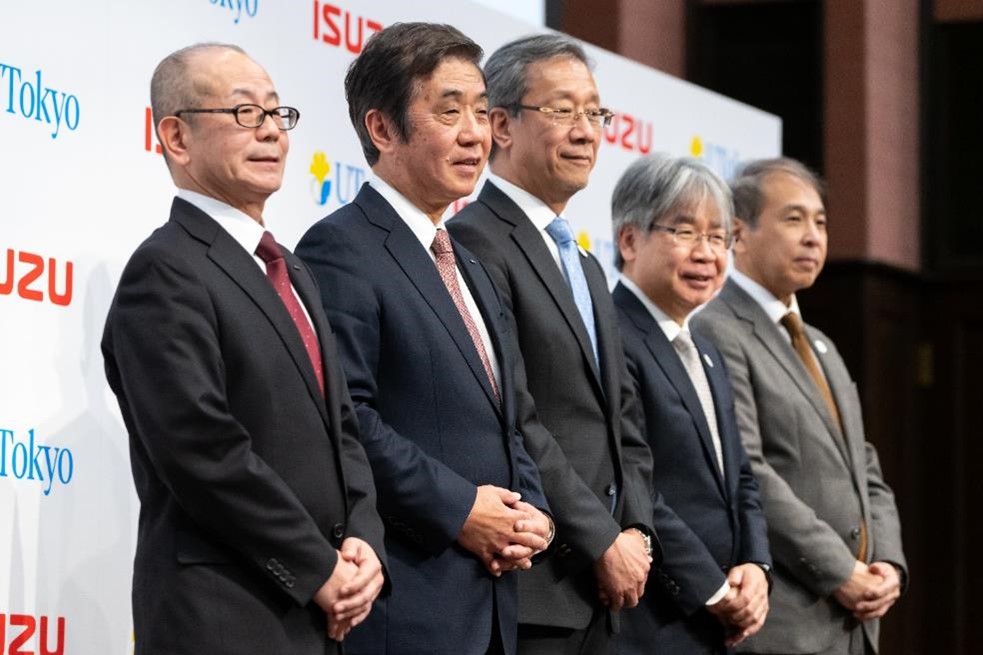 記念撮影に納まる藤森専務執行役員、片山会長CEO、藤井総長、加藤研究科長、高橋教授