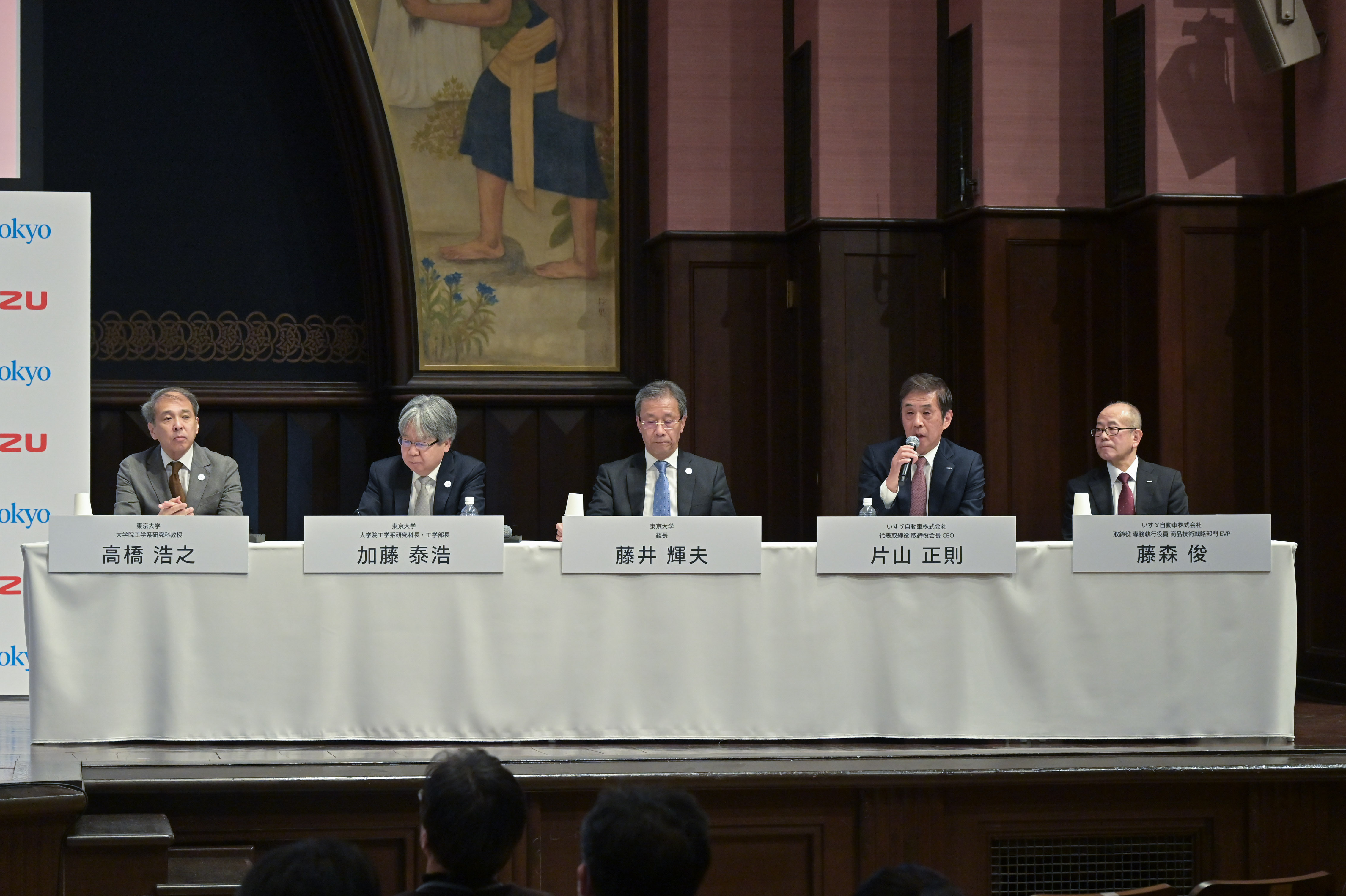 報道関係者からの質問に答える登壇者