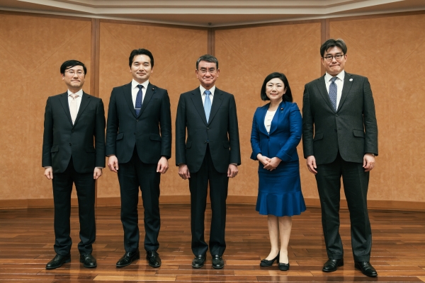 公共政策大学院正副院長および登壇者との記念写真