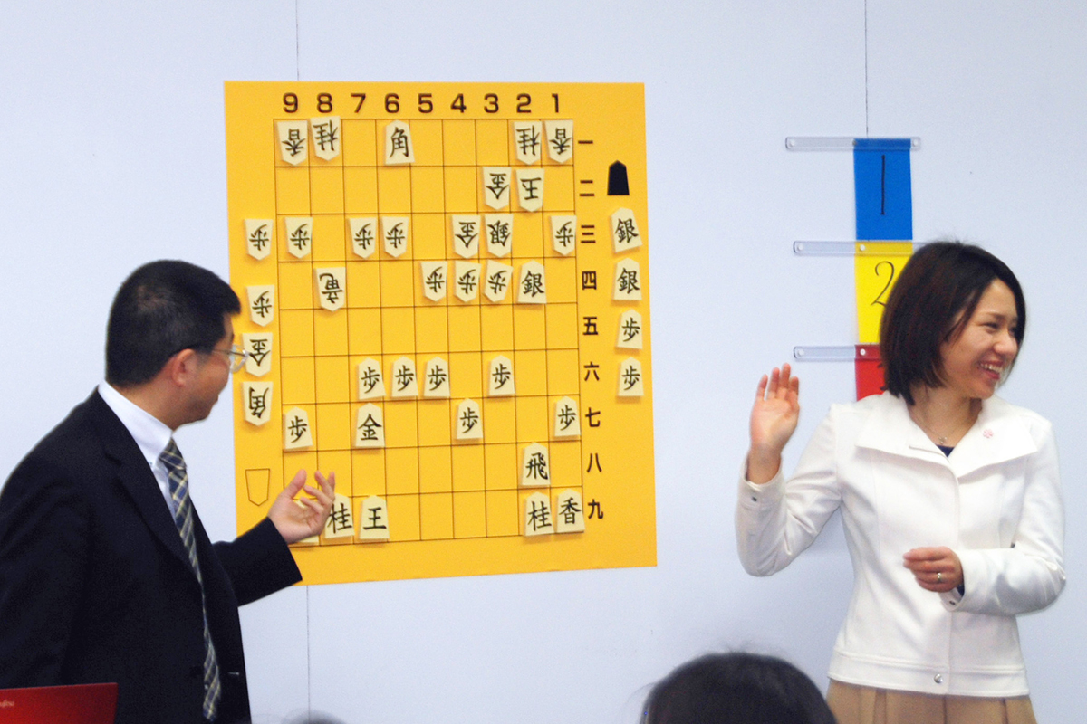 解説をする勝又清和七段（左）と矢内理絵子女流五段